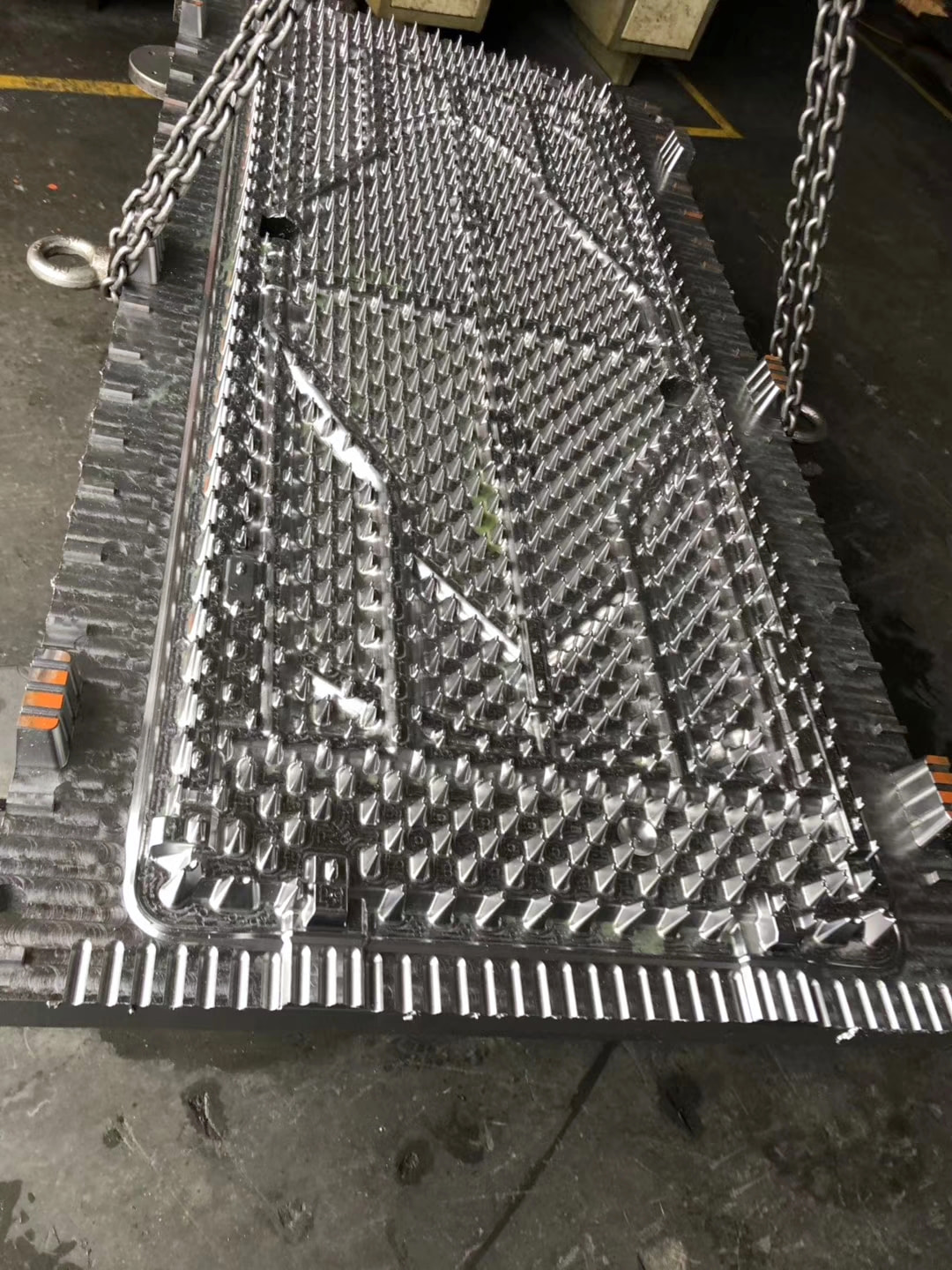 Mold insert with an array of pin features